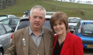 Craftsman on hunt for pool and snooker cues . . . so he can avoid wife's demands to do the housework