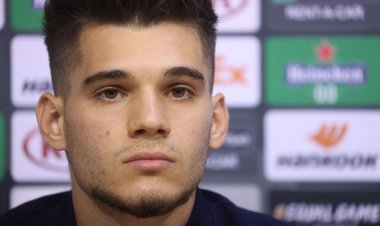 'Hagi doesn't deserve dropped', 'We can smell 55', 'Plastic pitch, take a scrappy 1-0': Rangers fans react to Steven Gerrard's team to face Livingston