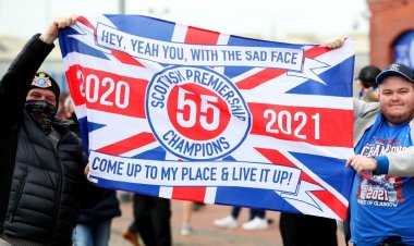 Steven Gerrard leads Rangers to first Scottish Premiership title in 10 years