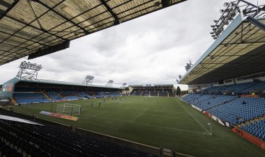 ‘Bye Bye’ – These Rangers fans delighted as relegation looms for Kilmarnock and their plastic pitch