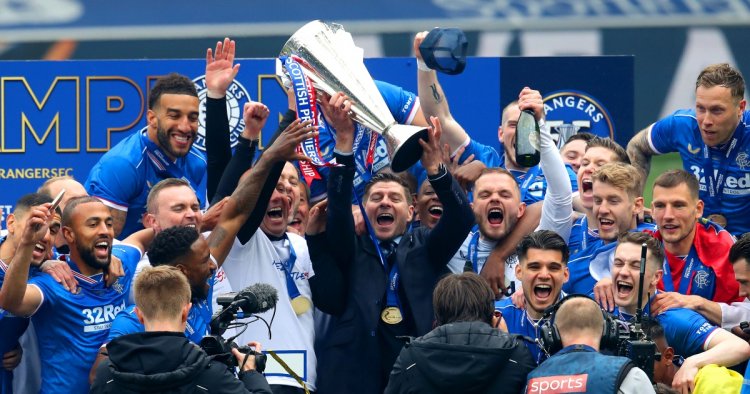 Watch: Steven Gerrard finally gets his hands on the league trophy at Rangers - Planet Football