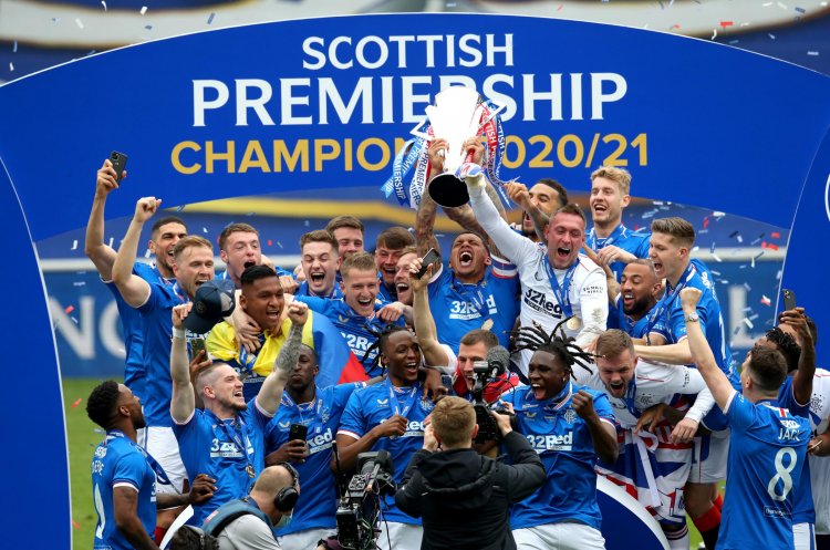 WATCH: James Tavernier places Scottish Premiership title in Rangers' trophy room